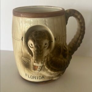 Alligator-Themed Ceramic Mug - Brown